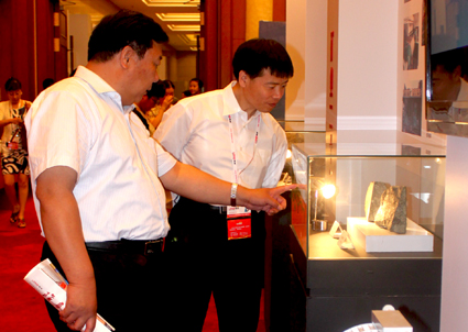 參會(huì)嘉賓對(duì)隆基展出的礦樣進(jìn)行探討交流 參會(huì)嘉賓對(duì)隆基展出的礦樣進(jìn)行探討交流
