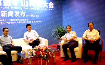 隆基總經(jīng)理趙能平在新聞發(fā)布會(huì)上接受采訪 隆基總經(jīng)理趙能平在新聞發(fā)布會(huì)上接受采訪